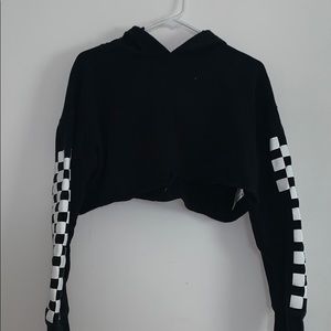 Black cropped sweatshirt. Checkered on the sleeves